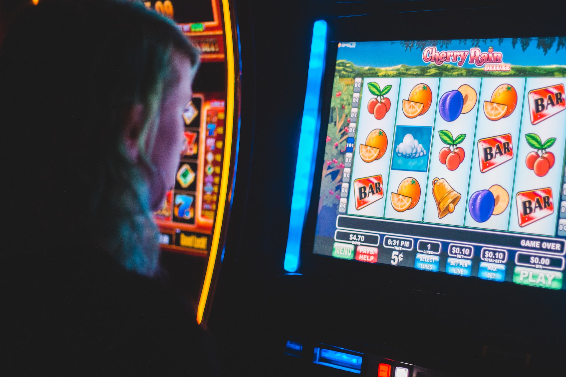 Hur vet man att det verkligen är slumpen som styr vinsterna på online casino?
